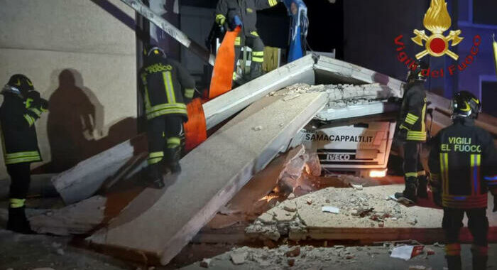 Schiacciato da pannelli cemento,operaio 23enne muore vicino Roma