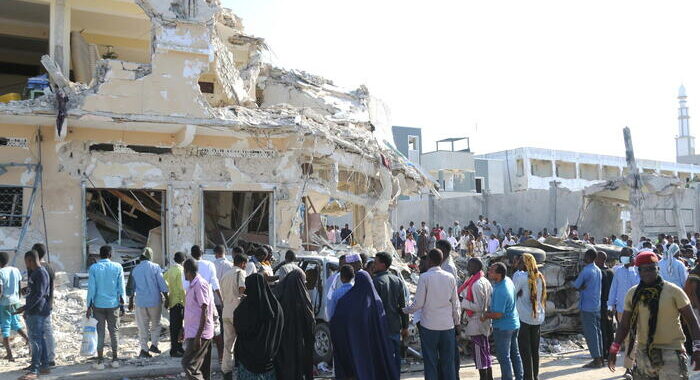 Somalia: esplosione e spari nel centro di Mogadiscio