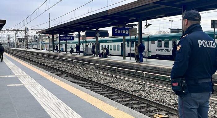 Spinto sotto un treno, lite nata da un sms a ragazza contesa