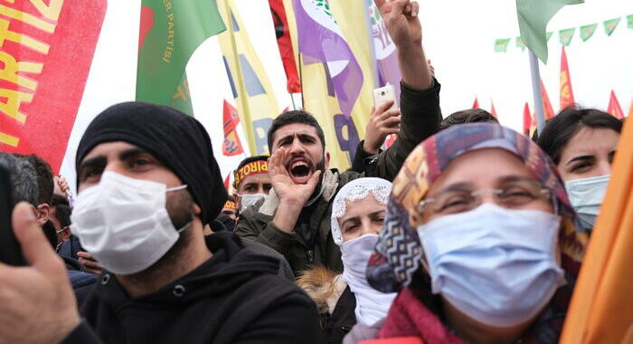 Turchia: bloccati i fondi del partito filocurdo Hdp