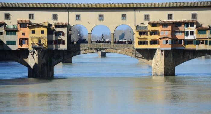 Turista Usa in auto sul Ponte Vecchio a Firenze, multato