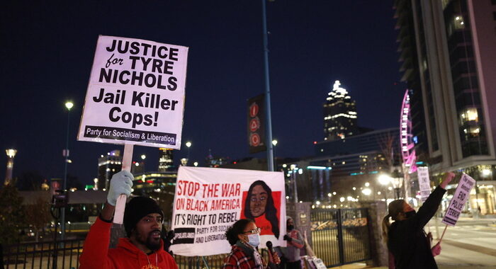 Usa: afroamericano ucciso da agenti, diffuso video shock