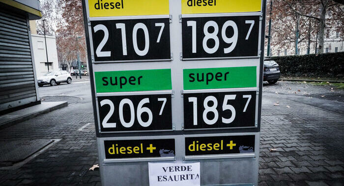 Benzina:consumatori,scatta embargo a Russia,rischio rincari
