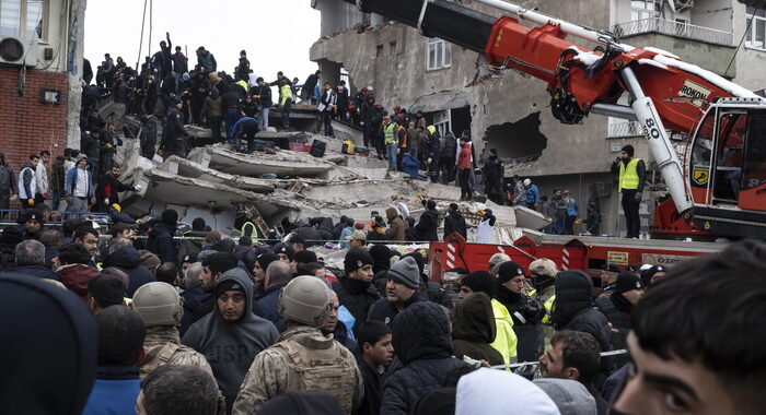 Bilancio vittime sisma in Turchia sale a 1014