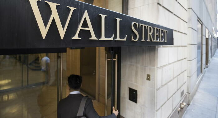 Borsa: Wall Street chiude contrastata, Dj +0,37%, Nasdaq -0,61%
