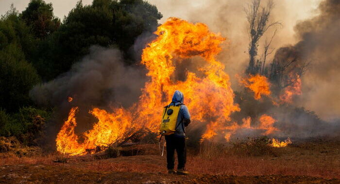 Cile: sotto controllo 180 incendi, al lavoro 122 aerei