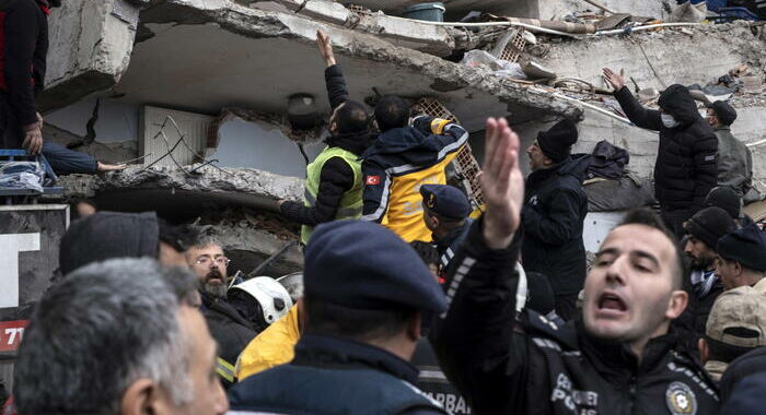 Cnn, oltre 1.500 i morti nel sisma in Turchia e Siria