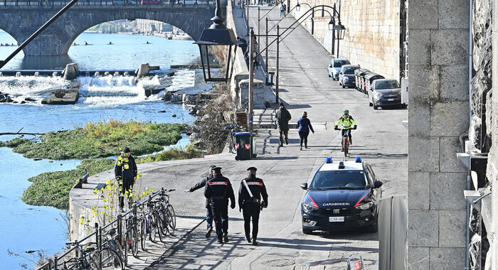 Colpito da lancio di bici, fermati cinque giovani a Torino