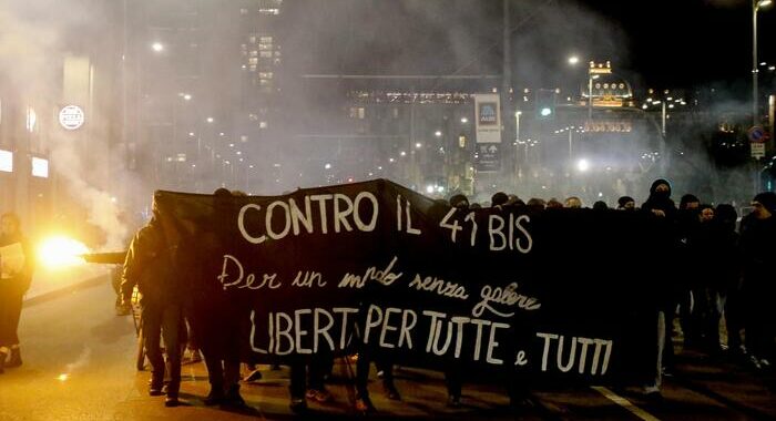 Cospito: in 200 a manifestazione a Milano contro il 41bis