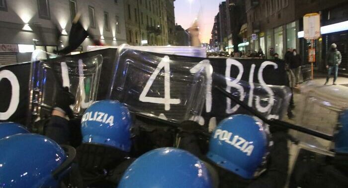 Cospito, undici anarchici denunciati per scontri a Milano