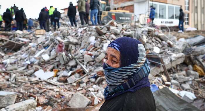 Erdogan arriva nella regione colpita dal terremoto
