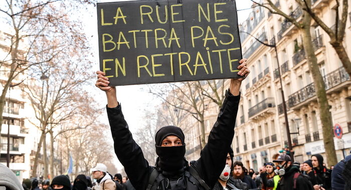Francia: centinaia di migliaia in piazza contro riforma pensioni