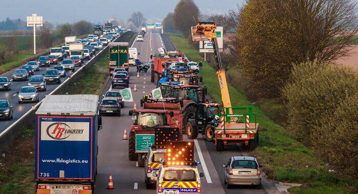 Francia:centinaia di trattori convergono su Parigi