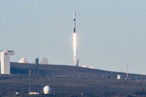 Il razzo della SpaceX lancia 49 satelliti Starlink e un veicolo italiano
