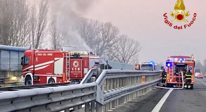 Inverte marcia in autostrada, un morto e un ferito grave