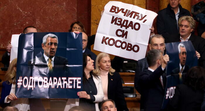 Kosovo: tumulti al parlamento serbo, ‘Vucic traditore’