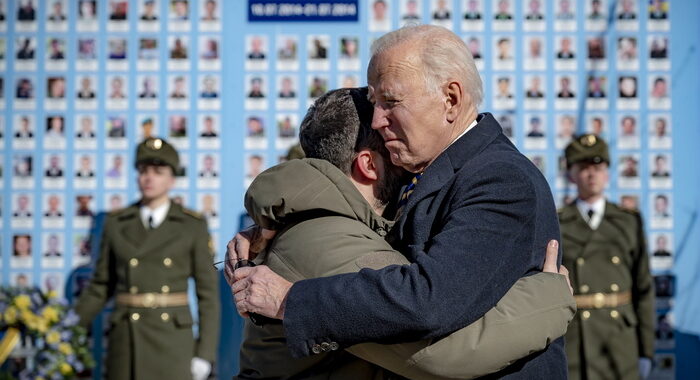 L’abbraccio fra Biden e Zelensky nel centro di Kiev