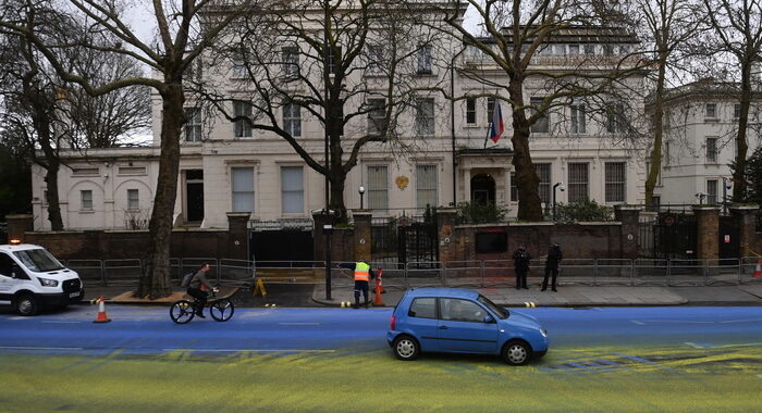 Londra, attivisti verniciano giallo-blu strada ambasciata russa