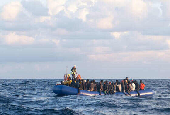 Migranti: nave Emergency ne salva 156, andrà a Civitavecchia