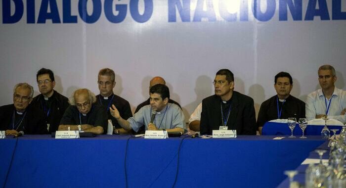 Nicaragua: vescovo rifiuta esilio, condannato a 26 anni
