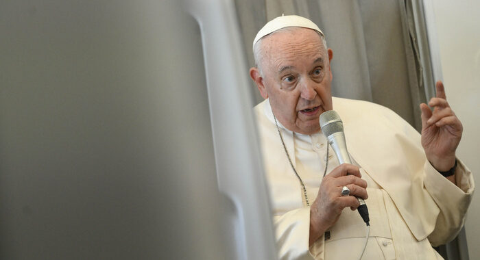 Papa, gente senza etica strumentalizza morte Ratzinger