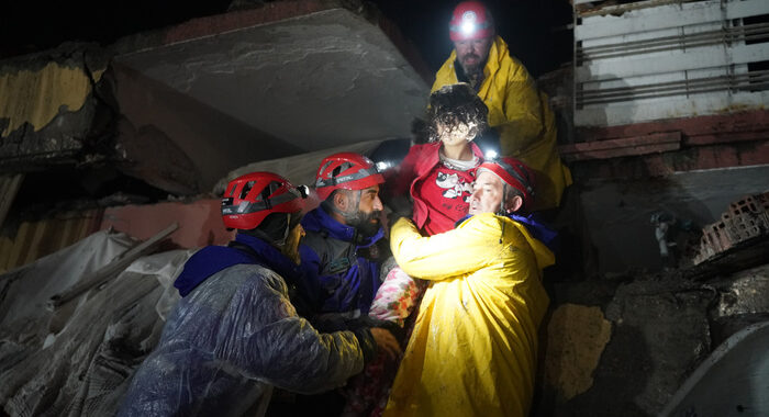 Sisma, 2 bimbi e madre trovati vivi da soccorritori spagnoli