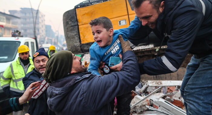 Sisma in Turchia: bimbo di 8 anni salvato dopo 52 ore