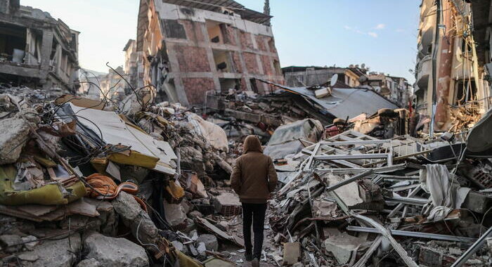 Sisma Turchia-Siria, salvata bimba di 2 anni dopo 122 ore