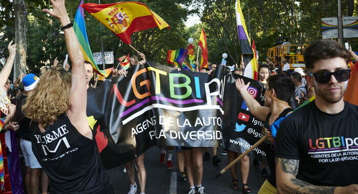 Spagna, al via ‘legge trans’ e congedi mestruali