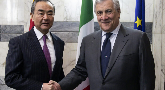 Tajani, la Cina ci deve aiutare a raggiungere la pace