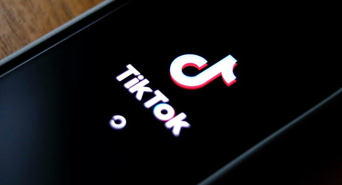 Ue chiede a dipendenti di disinstallare app TikTok