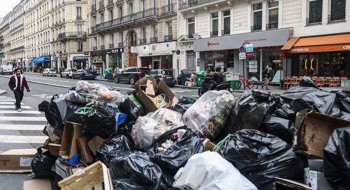 A Parigi salgono a 10.000 le tonnellate di rifiuti in strada