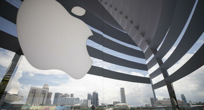 Apple: prosegue ondata uscite, lascia responsabile cloud