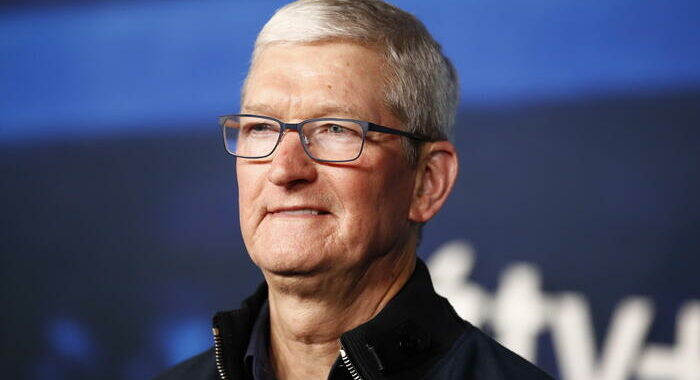 Apple, Tim Cook spinge per lanciare visore realtà mista