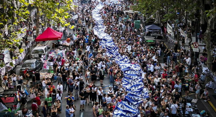 Argentina: nel giorno del golpe marcia a difesa della democrazia