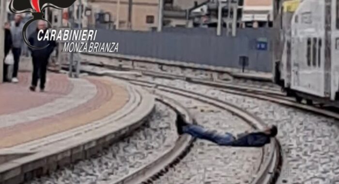 ‘Avevo sonno’, ubriaco sui binari blocca il treno, denunciato