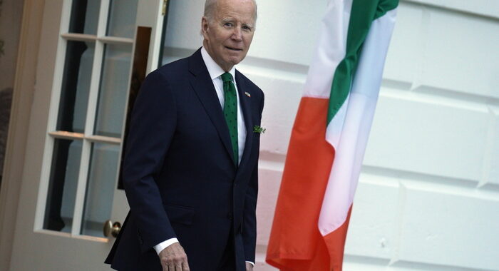 Biden firma legge per trasparenza su origine Covid-19