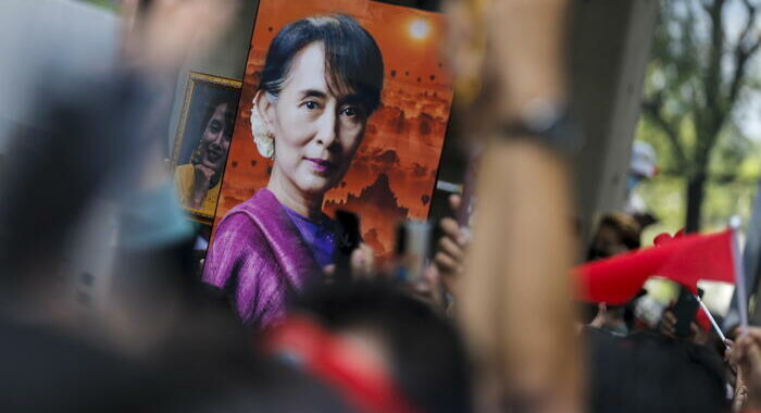 Birmania: i militari sciolgono il partito di San Suu Kyi
