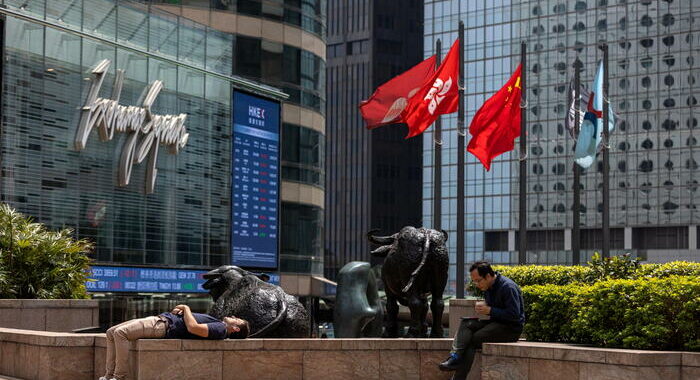 Borsa: Hong Kong tenta il rimbalzo, apre a +0,62%