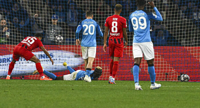 Champions: 3-0 all’Eintracht, il Napoli ai quarti