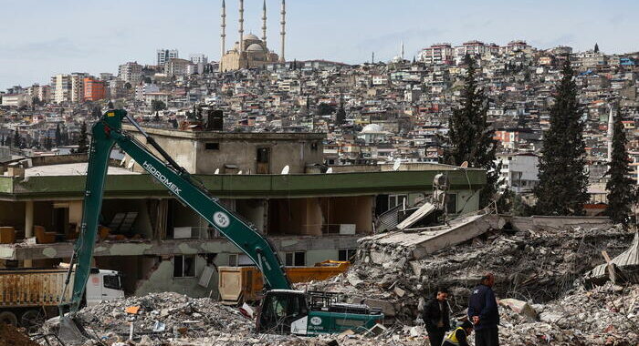 Erdogan, danni per il sisma ammontano a 104 mld dollari