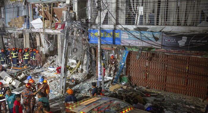 Esplode palazzo in Bangladesh, almeno 17 morti e 100 feriti