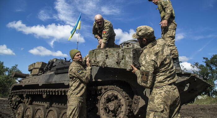Fonti, approvato il piano Ue da 2 mld per munizioni a Kiev