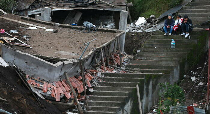 Frana dopo forti piogge in Ecuador, 7 morti e 46 dispersi