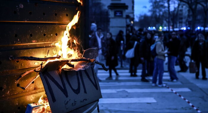 Francia: cortei a Bastiglia, rifiuti bruciano in varie zone