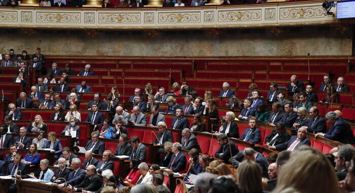 Francia: non passa la mozione di sfiducia al governo