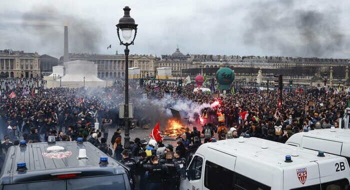 Francia: prefettura proibisce la protesta a Place Concorde