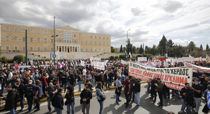 Grecia, sciopero generale e manifestazioni per tragedia Tebi