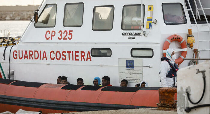 Guardia Costiera soccorre 450 migranti a 100 miglia da Siracusa