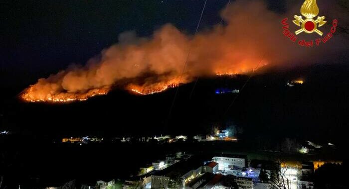 Incendio nel Varesotto, fiamme arrivano vicino alle abitazioni